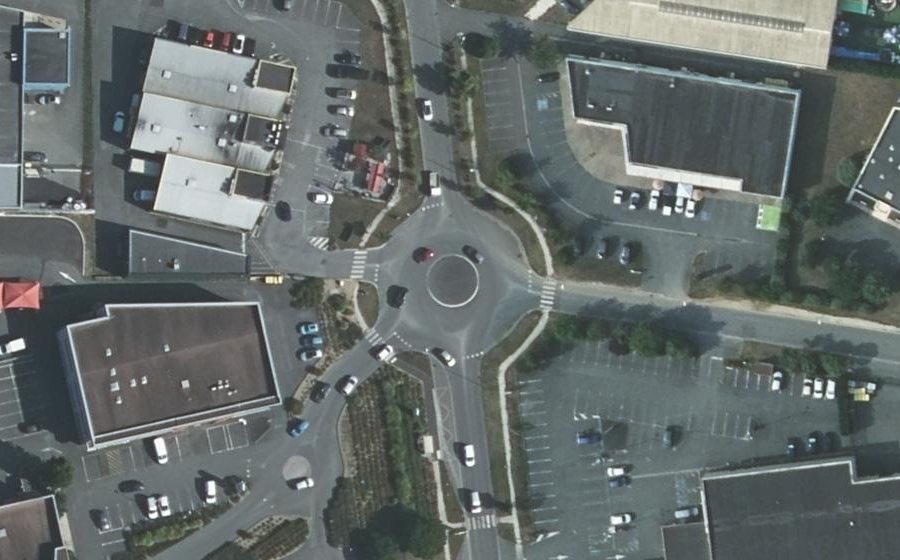 Vue aérienne du Rond-point anonyme n°125452774