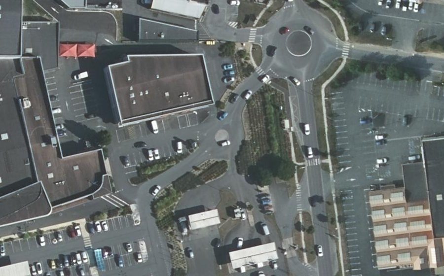 Vue aérienne du Rond-point anonyme n°125452784