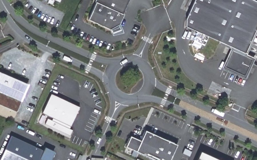 Vue aérienne du Rond-point anonyme n°125470390