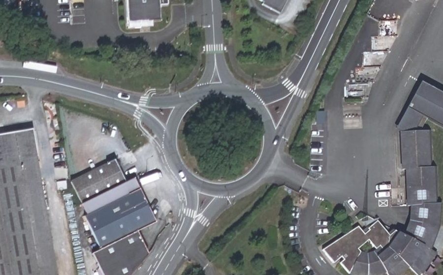 Vue aérienne du Rond-point anonyme n°125470392