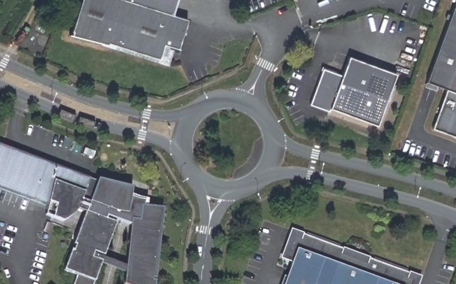 Vue aérienne du Rond-point anonyme n°125470395