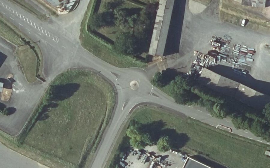 Vue aérienne du Rond-point anonyme n°125478423