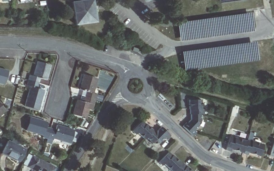 Vue aérienne du Rond-point anonyme n°125478424