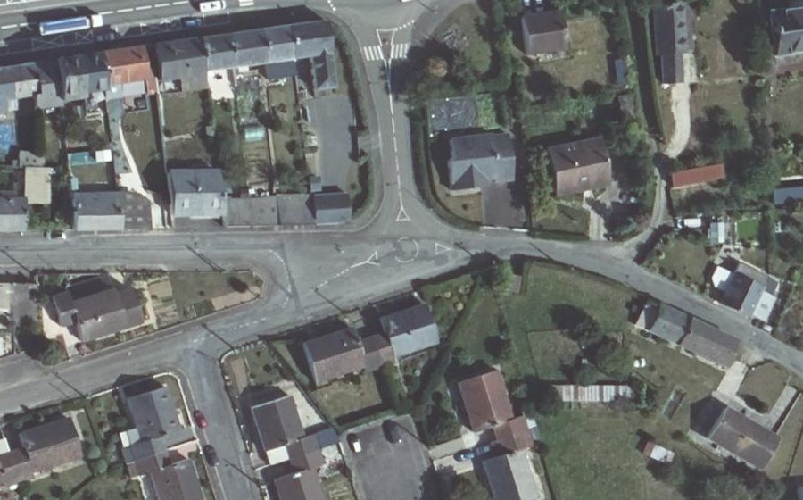 Vue aérienne du Rond-point anonyme n°125478425