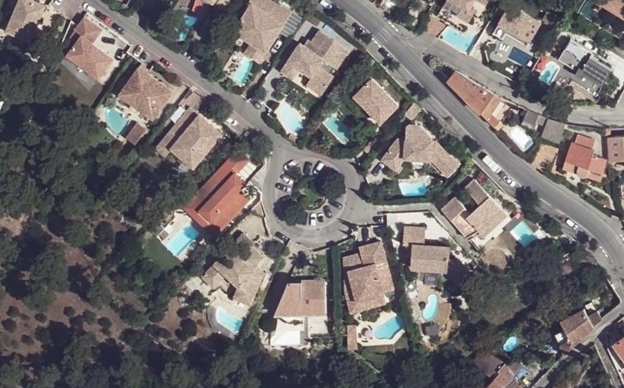 Vue aérienne du Rond-point anonyme n°125483128