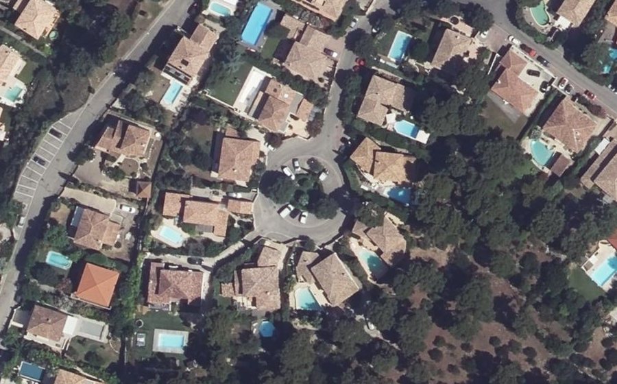 Vue aérienne du Rond-point anonyme n°125483131