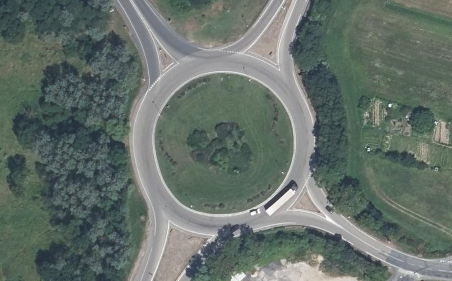 Vue aérienne du Rond-point anonyme n°125514784
