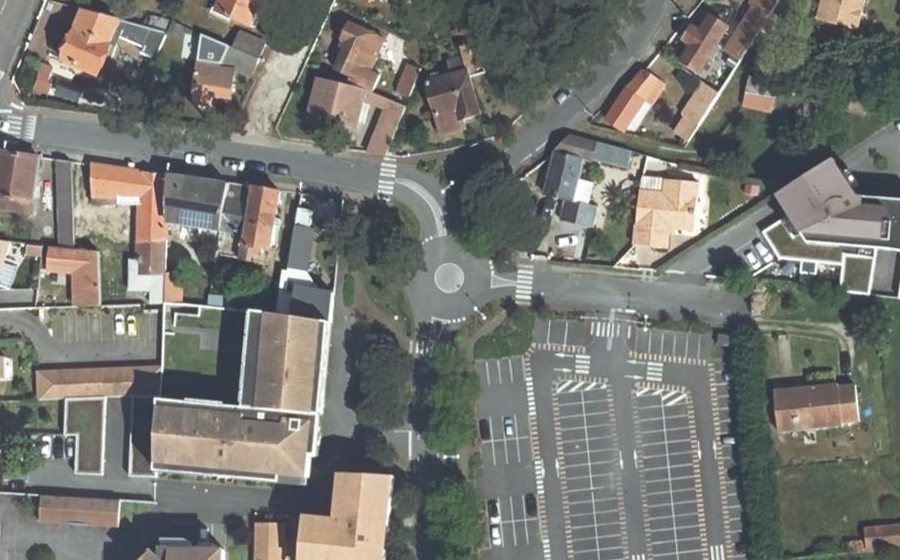 Vue aérienne du Rond-point anonyme n°125514883