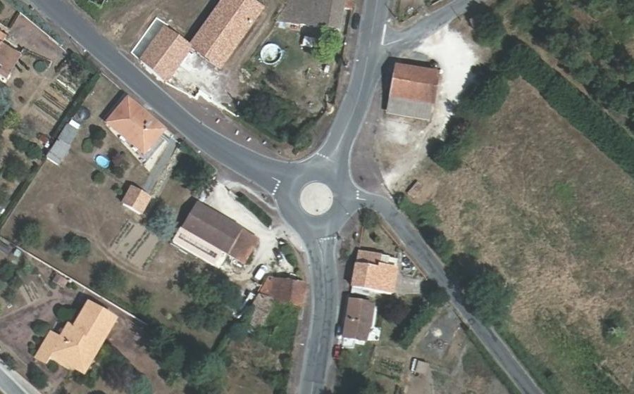 Vue aérienne du Rond-point anonyme n°125542297