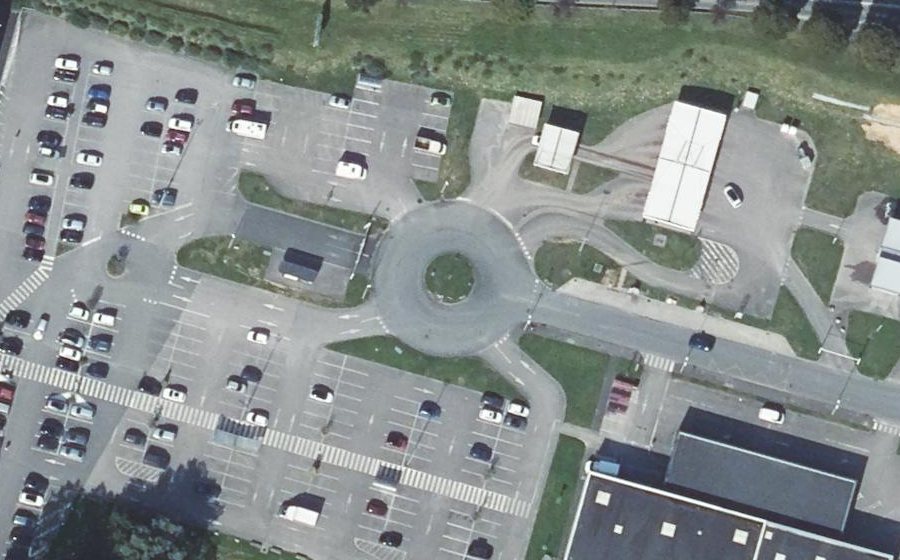 Vue aérienne du Rond-point anonyme n°125550922