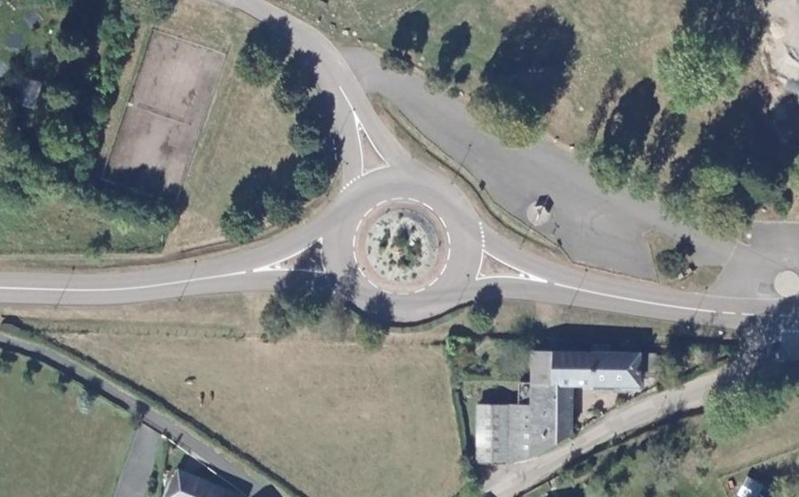 Vue aérienne du Rond-point anonyme n°125608770