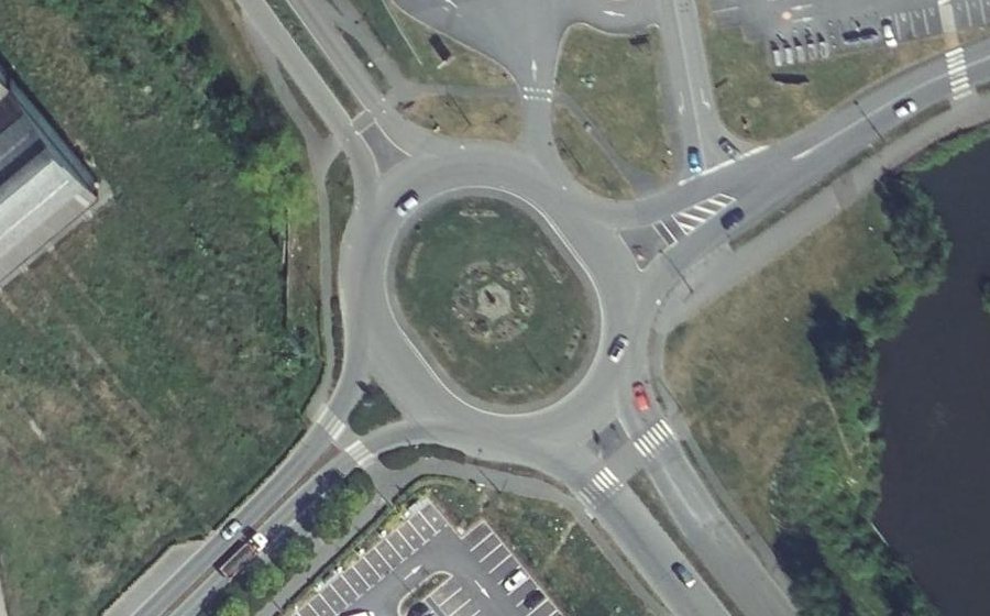 Vue aérienne du Rond-point anonyme n°1256416545