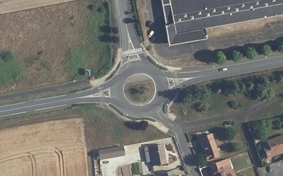 Vue aérienne du Rond-point anonyme n°125653190