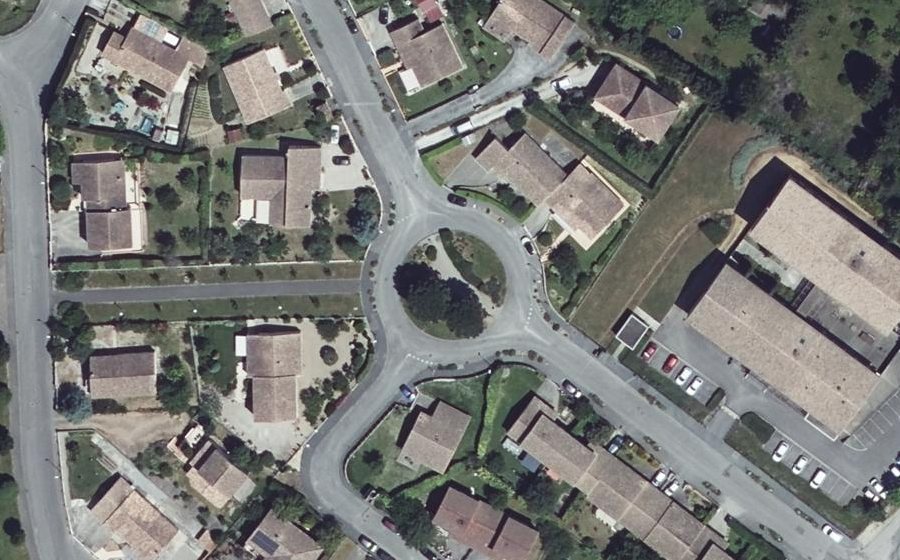 Vue aérienne du Rond-point anonyme n°125664346