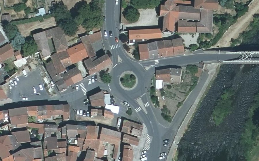 Vue aérienne du Rond-point anonyme n°125669253