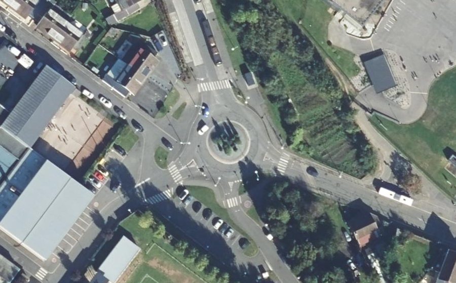 Vue aérienne du Rond-point anonyme n°125676051