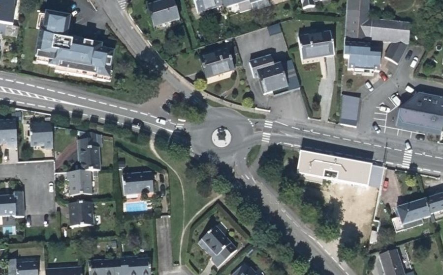 Vue aérienne du Rond-point anonyme n°125685454