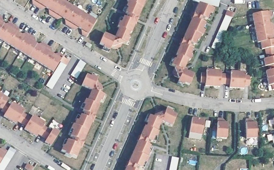 Vue aérienne du Rond-point anonyme n°125690599