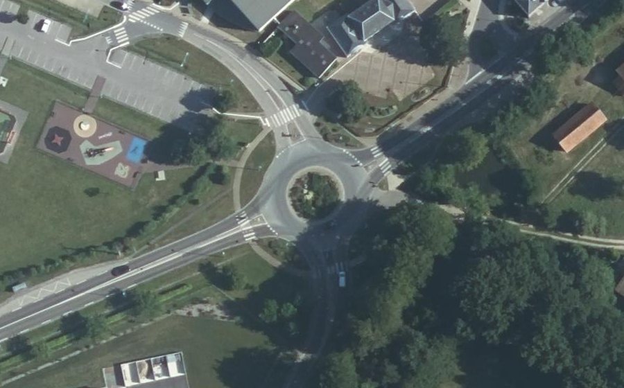 Vue aérienne du Rond-point anonyme n°125694260