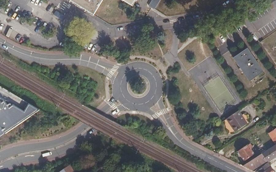 Vue aérienne du Rond-point anonyme n°125728004