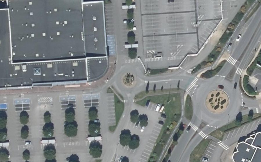 Vue aérienne du Rond-point anonyme n°125758526
