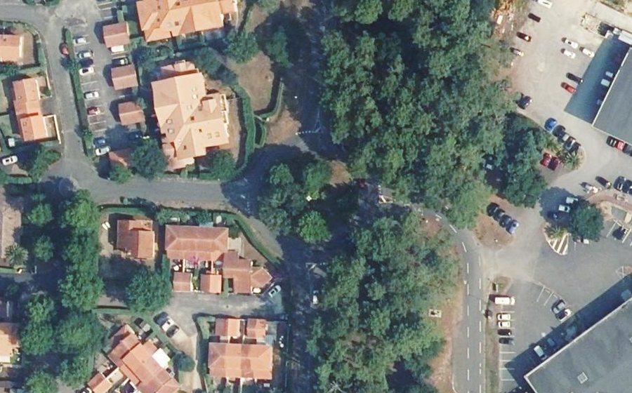 Vue aérienne du Rond-point anonyme n°125759160