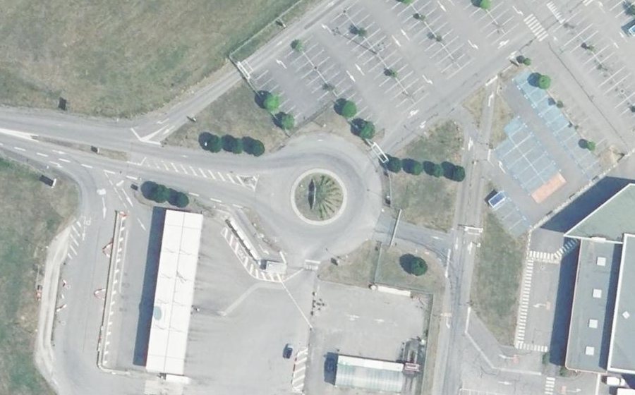 Vue aérienne du Rond-point anonyme n°125814909