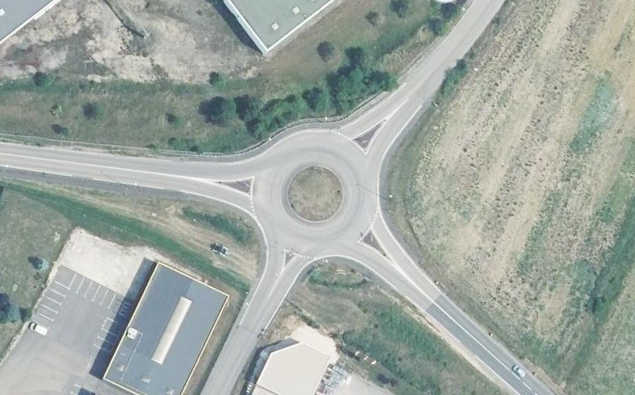 Vue aérienne du Rond-point anonyme n°125814917