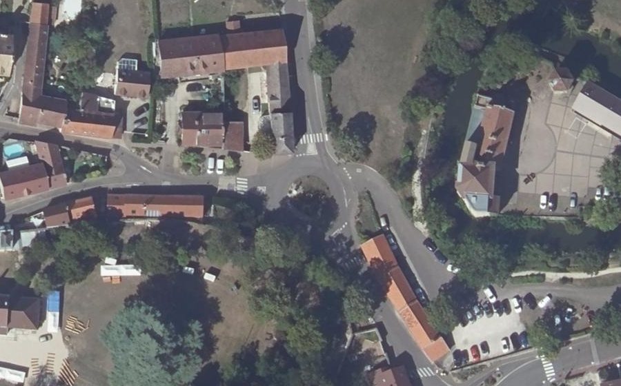 Vue aérienne du Rond-point anonyme n°125873236