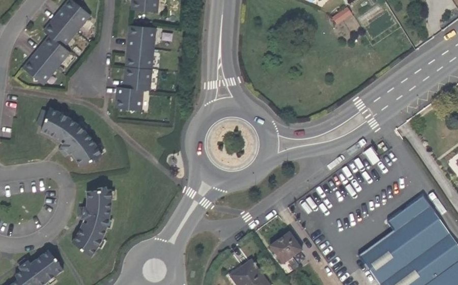 Vue aérienne du Rond-point anonyme n°125963036