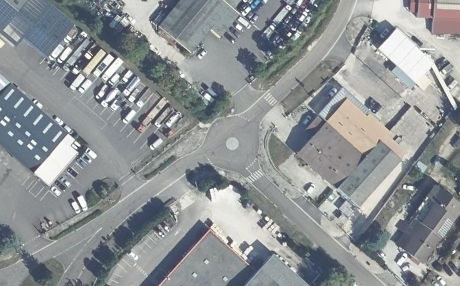Vue aérienne du Rond-point anonyme n°1259816245