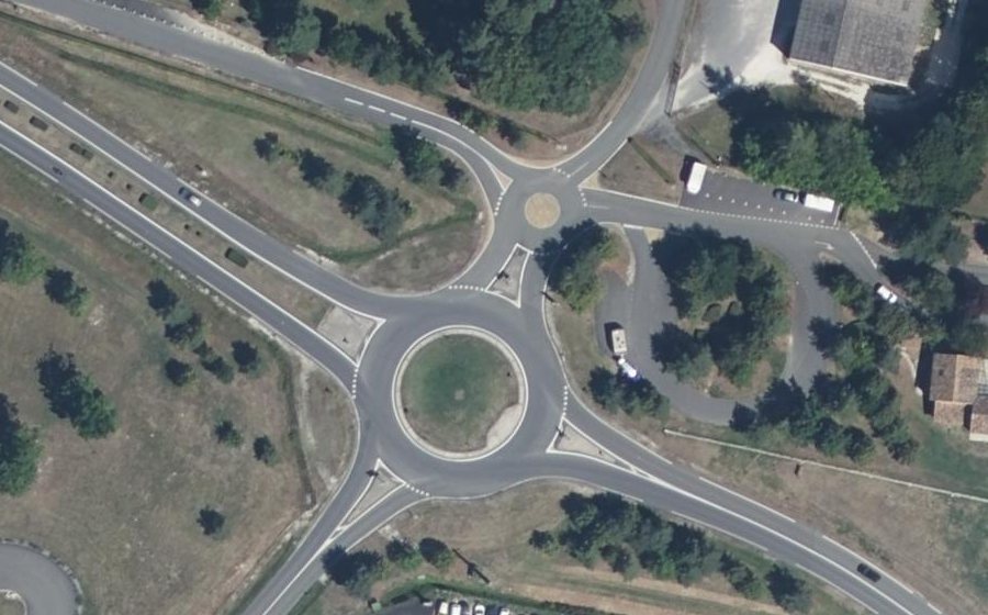 Vue aérienne du Rond-point anonyme n°126105014