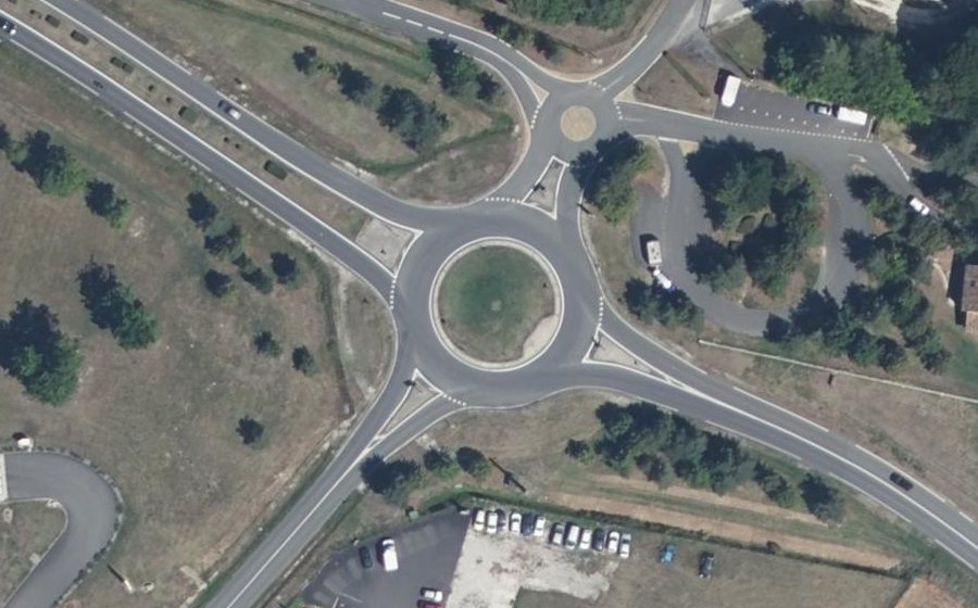 Vue aérienne du Rond-point anonyme n°126105019