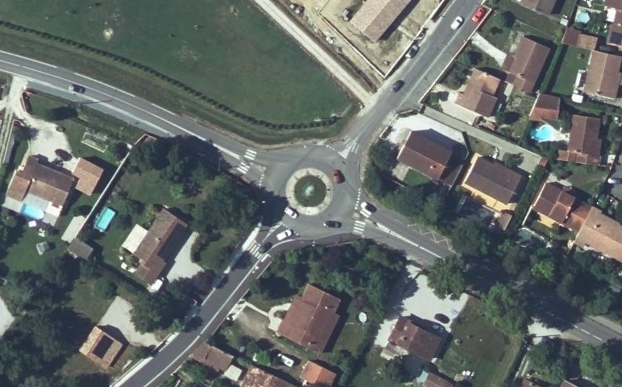 Vue aérienne du Rond-point anonyme n°126114023