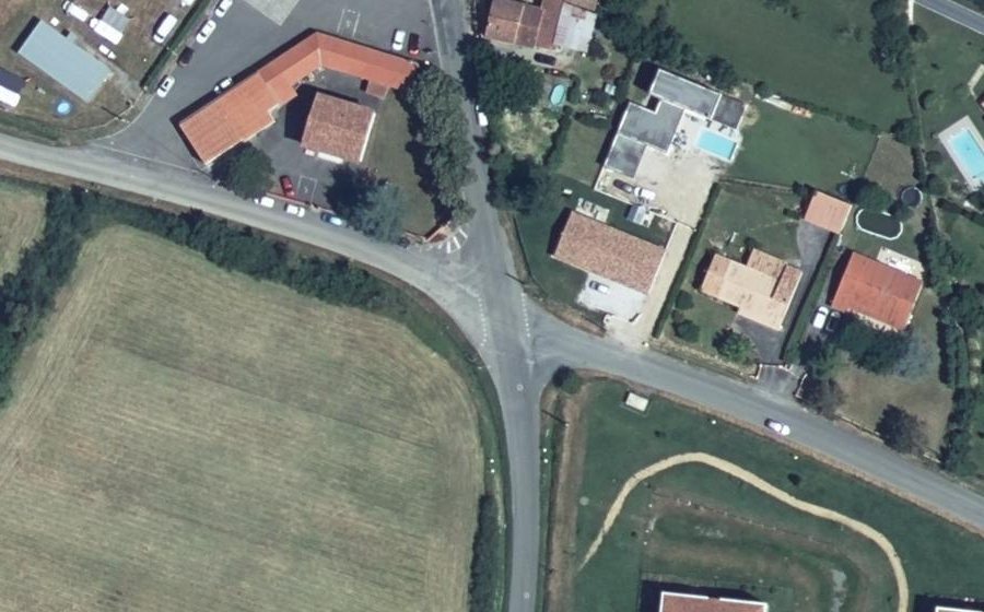 Vue aérienne du Rond-point anonyme n°126116122