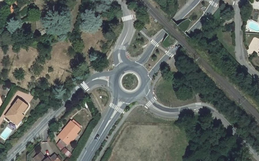 Vue aérienne du Rond-point anonyme n°126121626
