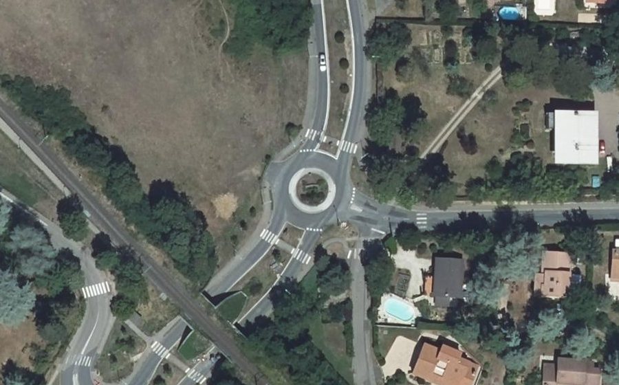 Vue aérienne du Rond-point anonyme n°126121627