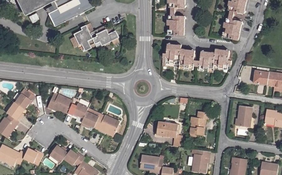 Vue aérienne du Rond-point anonyme n°126138277