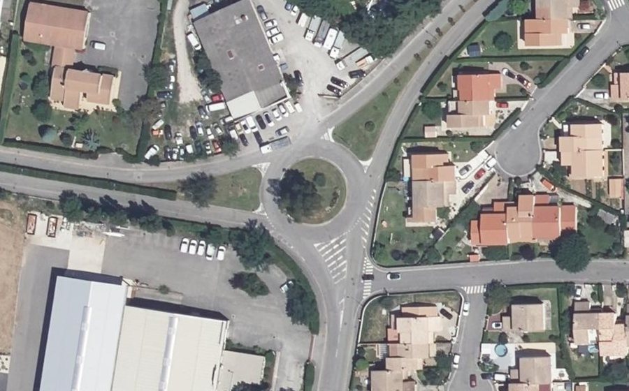 Vue aérienne du Rond-point anonyme n°126138283