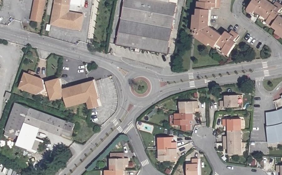 Vue aérienne du Rond-point anonyme n°126138289