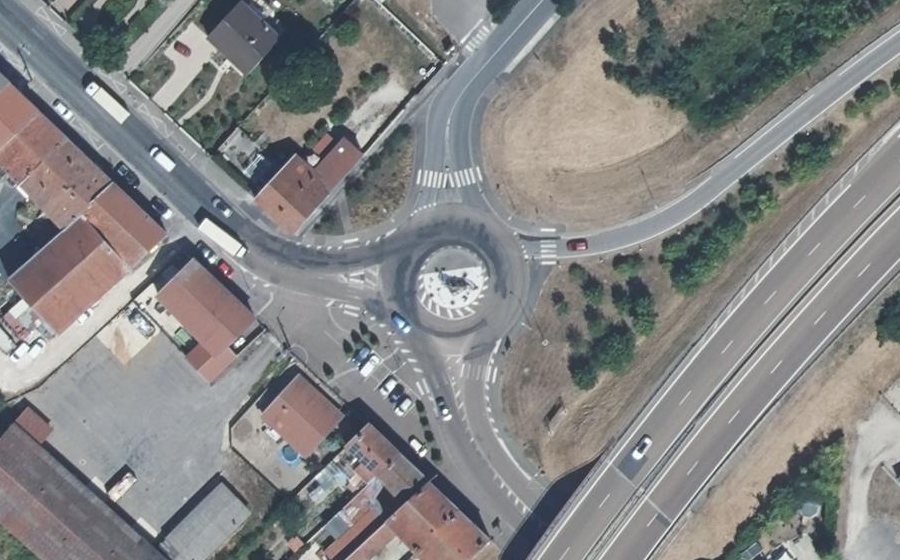 Vue aérienne du Rond-point anonyme n°126240071