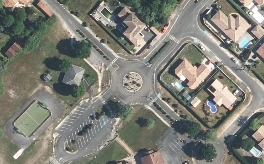 Vue aérienne du Rond-point anonyme n°126247434