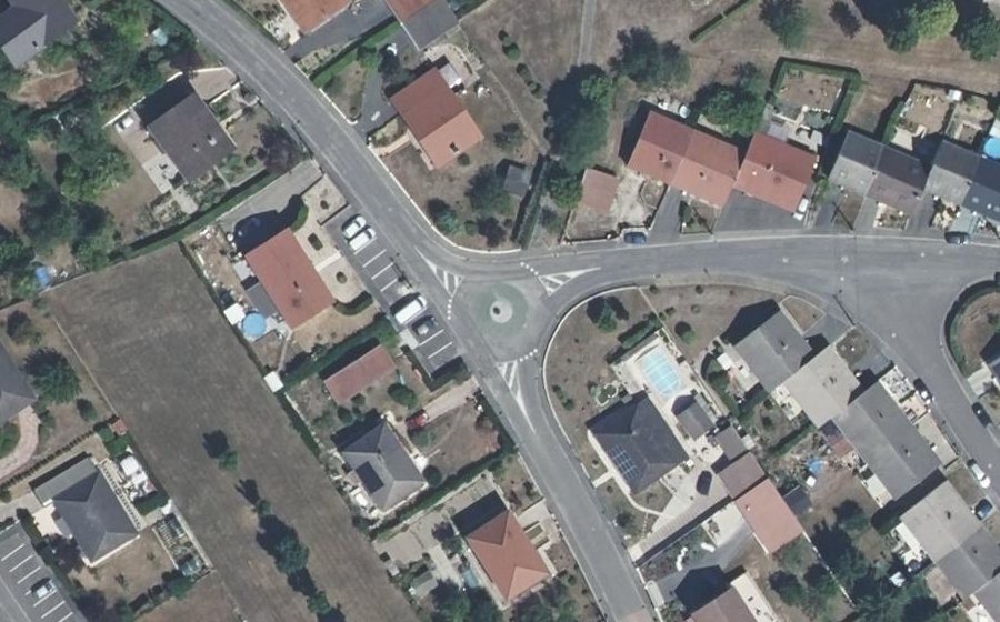 Vue aérienne du Rond-point anonyme n°126255763
