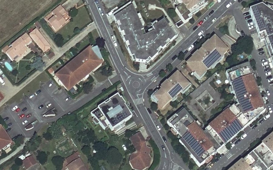 Vue aérienne du Rond-point anonyme n°126337407