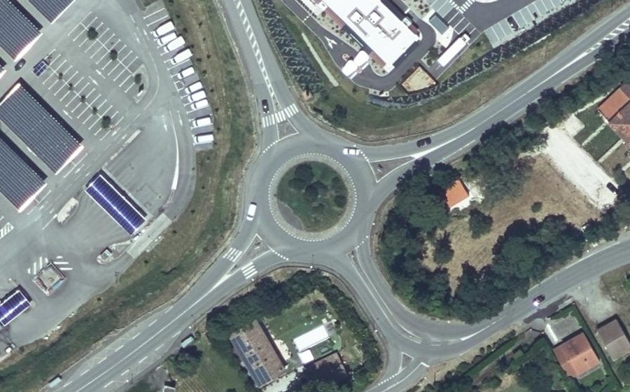 Vue aérienne du Rond-point anonyme n°126337922