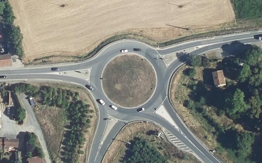 Vue aérienne du Rond-point anonyme n°126357474