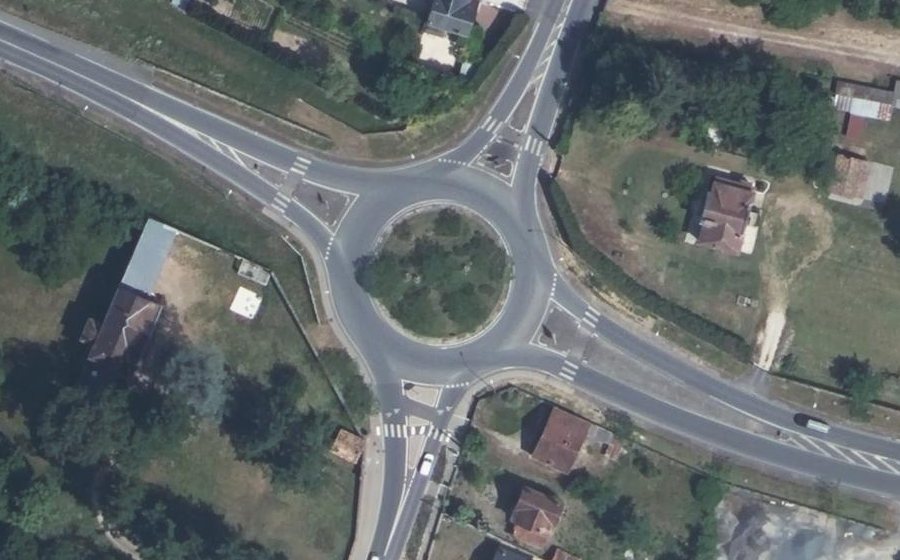 Vue aérienne du Rond-point anonyme n°126363859
