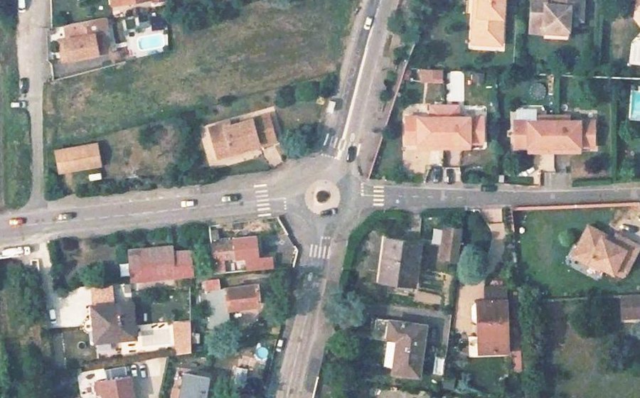 Vue aérienne du Rond-point anonyme n°126368495