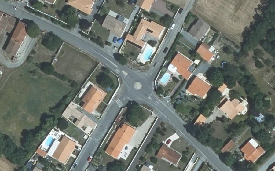 Vue aérienne du Rond-point anonyme n°126369149