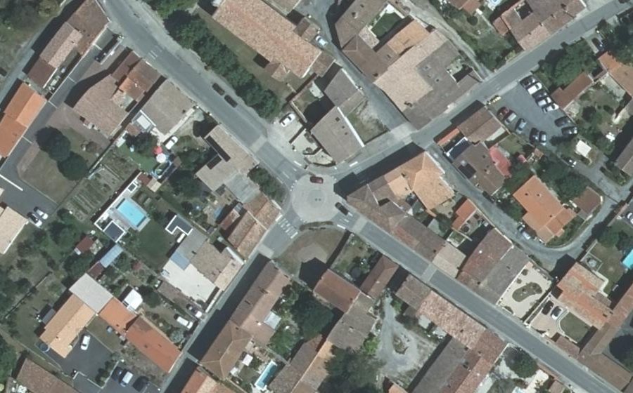 Vue aérienne du Rond-point anonyme n°126369167